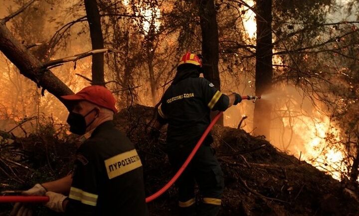 Εύβοια: Συνεχίζεται η μάχη με τις αναζωπυρώσεις- Πύρινο μέτωπο απειλεί το Ασμήνιο