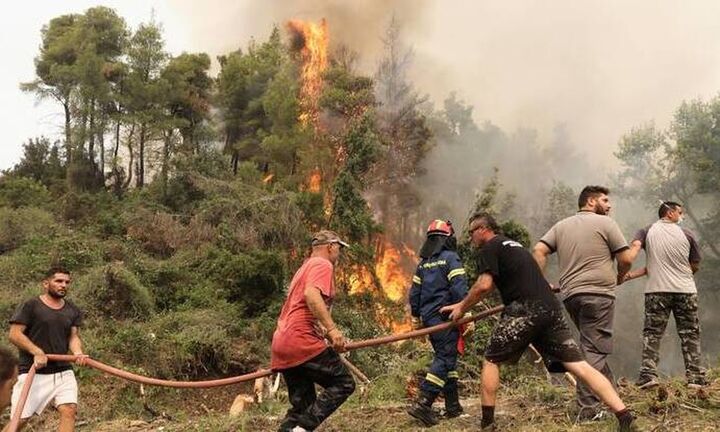 Συνεχείς αναζωπυρώσεις σε Γορτυνία και  Βόρεια Εύβοια - Εκκενώσεις οικισμών