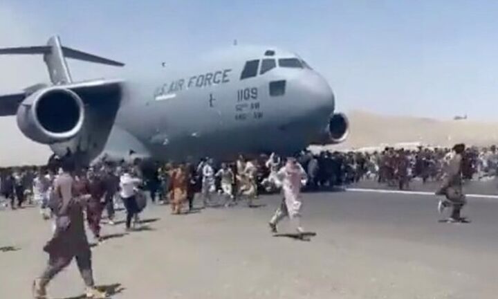 Βίντεο σοκ από την Καμπούλ: Αφγανοί «γαντζώνονται» στα αεροπλάνα για να εγκαταλείψουν το Αφγανιστάν