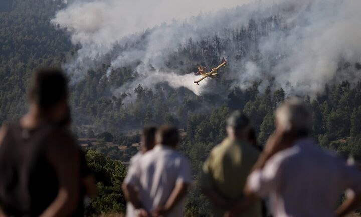 Πυρκαγιά στα Βίλια: Ολοκληρώθηκε η εκκένωση γηροκομείου 