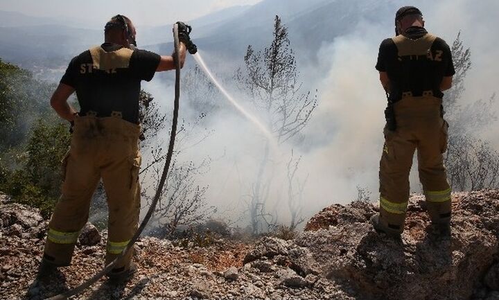 Βίλια: Καλύτερη η κατάσταση, συνεχίζουν να επιχειρούν δυνάμεις της πυροσβεστικής