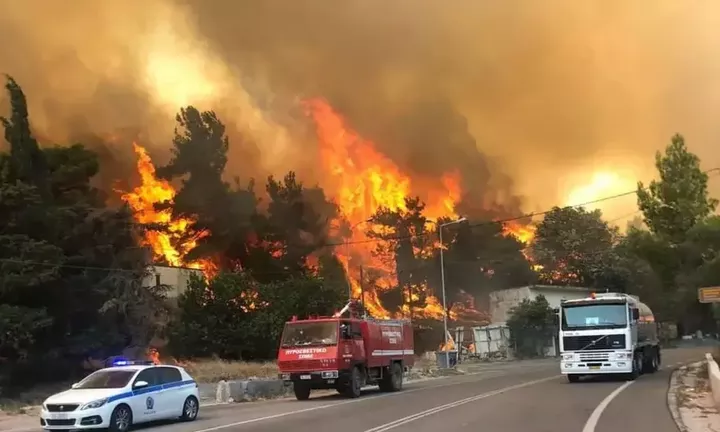 Νέα πυρκαγιά στα Βίλια - Μεγάλο μέτωπο κοντά σε σπίτια - Προληπτική εκκένωση δύο οικισμών