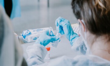 Κορωνοϊός: 3.538 κρούσματα, 28 θάνατοι, σταθερά ο αριθμός των διασωληνωμένων