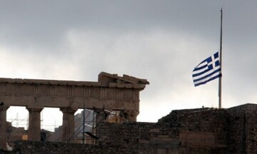 Μεσίστιες οι σημαίες και αναστολή δημόσιων εορταστικών εκδηλώσεων για την απώλεια Μίκη Θεοδωράκη