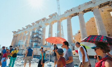 ΤτΕ: Αύξηση 240% σε τουρίστες και ταξιδιωτικές εισπράξεις τον Ιούλιο του 2021