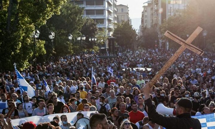 Τέλος στο αυτόφωρο σε εκπαιδευτικούς και γιατρούς που δέχονται επιθέσεις από αρνητές