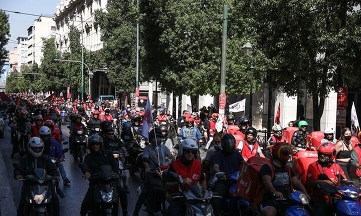 Μοτοπορεία διαμαρτυρίας των διανομέων στο υπουργείο Εργασίας παρά την «αναδίπλωση» της efood