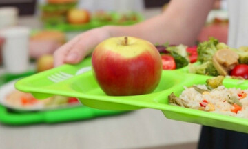 ΥΠΕΡΓ: Με αυξημένο προϋπολογισμό, 90,1 εκατ. ευρώ το πρόγραμμα «Σχολικά Γεύματα»