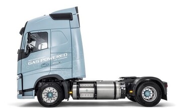 Όμιλος ΤΙΤΑΝ: Εντάσσει στο στόλο του το πρώτο φορτηγό που κινείται με «καθαρό καύσιμο» LNG