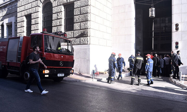 Υπό μερικό έλεγχο η πυρκαγιά σε υπόγειο του κτιρίου της Alpha Bank στην οδό Σταδίου