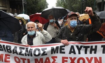 Υπό καταρρακτώδη βροχή η συγκέντρωση διαμαρτυρίας των συνταξιούχων για το ασφαλιστικό