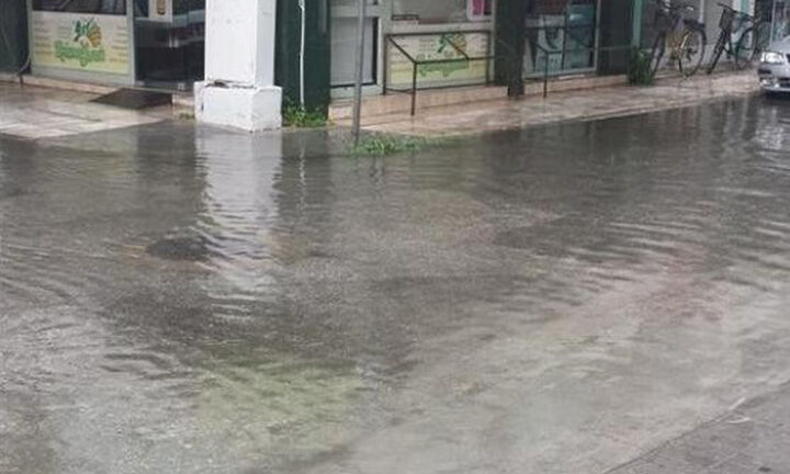 Διακοπή της κυκλοφορίας σε σημεία της Πειραιώς λόγω συσσώρευσης μεγάλης ποσότητας νερού