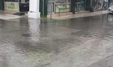 Διακοπή της κυκλοφορίας σε σημεία της Πειραιώς λόγω συσσώρευσης μεγάλης ποσότητας νερού