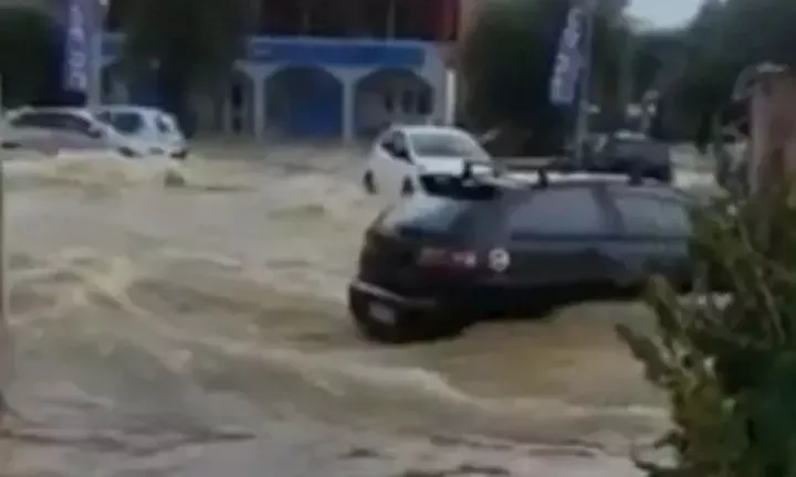   Κέρκυρα: Εγκλωβίστηκαν από τις πλημμύρες επιβάτες ΙΧ σε Μεσογγή και Μωραΐτικα  