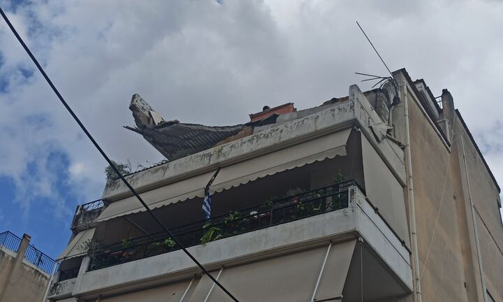 Mπάλλος: Έπεσε μπαλκόνι πολυκατοικίας στο Χαλάνδρι 