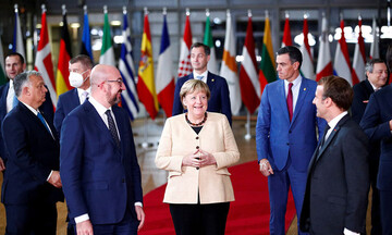 Σύνοδος Κορυφής: Οι 27 ηγέτες αποθέωσαν όρθιοι την Άνγκελα Μέρκελ (pic & vid)