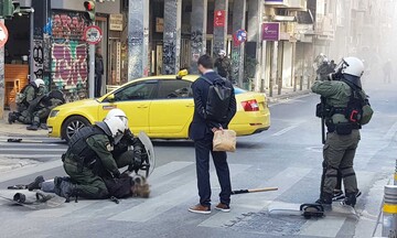 Ένταση σημειώθηκε σε πορεία αντιεξουσιαστών στα Εξάρχεια με ρίψη χημικών και προσαγωγές 