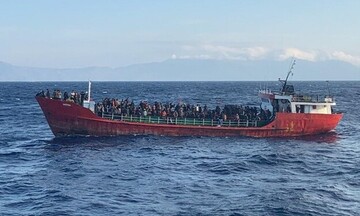 Επιχείρηση διάσωσης πλοίου με 400 μετανάστες ανοιχτά της Κρήτης