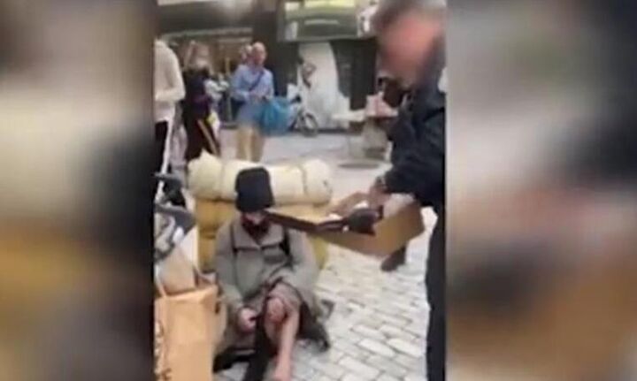 Αστυνομικοί αγόρασαν παπούτσια και κάλτσες σε άστεγο - βίντεο