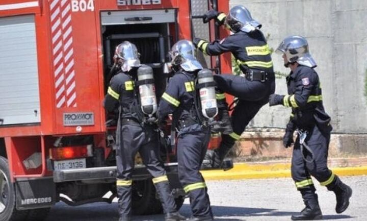Κλειστή η κάθοδος της Κηφισίας από συγκέντρωση πυροσβεστών στην Πολιτική Προστασία