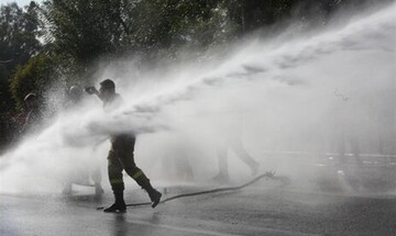 Έπεισόδια και χημικά έξω από τη ΓΓΠΠ όπου διαμαρτύρονται οι εποχικοί πυροσβέστες (pic & vid)