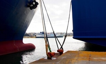 Δένουν κάβους από αύριο, για 48 ώρες, τα πλοία στα λιμάνια