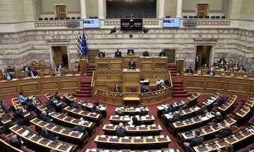 Βουλή: Υπερψηφίστηκε η πρόταση του ΣΥΡΙΖΑ για εξεταστική για λίστα Πέτσα και δημοσκοπήσεις