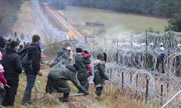 Ανθρωπιστική βοήθεια 700.000 ευρώ στους μετανάστες που παραμένουν στα σύνορα Πολωνίας-Λευκορωσίας