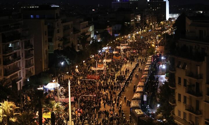 Πολυτεχνείο-Επέτειος:Ολοκληρώθηκε ειρηνικά αλλά με το κάψιμο της αμερικανικής σημαίας η πορεία (vid)