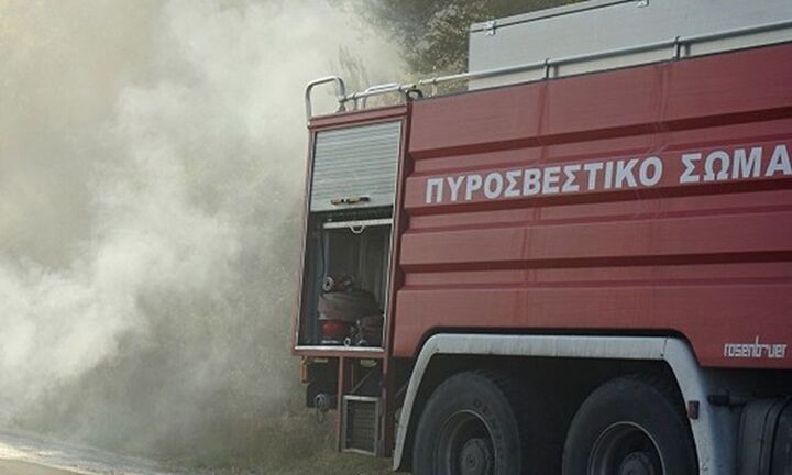 Φωτιά σε ισόγειο κτιρίου στην οδό Μητροπόλεως, στο κέντρο της Αθήνας