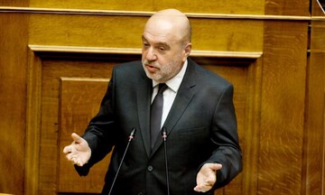 Βουλή: Η στιγμή που ο Τρύφων Αλεξιάδης διέκοψε την ομιλία του: «Δεν αισθάνομαι καλά» (vid)