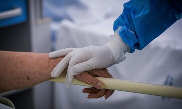 Κορωνοϊός: «Μαύρη Παρασκευή» με 7.805 νέα κρούσματα, 575 διασωληνωμένους και 91 νεκρούς