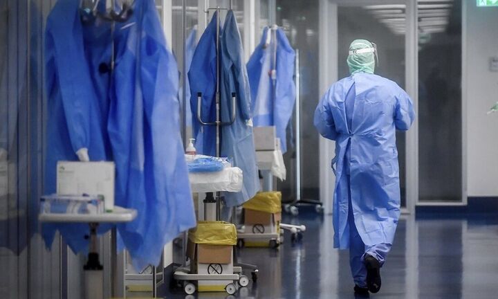Tα δύο σενάρια για την εξέλιξη της πανδημίας στη χώρα