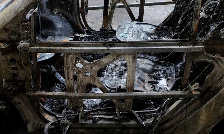Κάηκαν πέντε αυτοκίνητα από πυρκαγιά σε πυλωτή πολυκατοικίας στις Αχαρνές