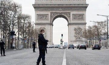 Δεν πάει σε lockdown η Γαλλία - Τεστ κάθε μέρα και τρίτη δόση σε όλους τους ενήλικες