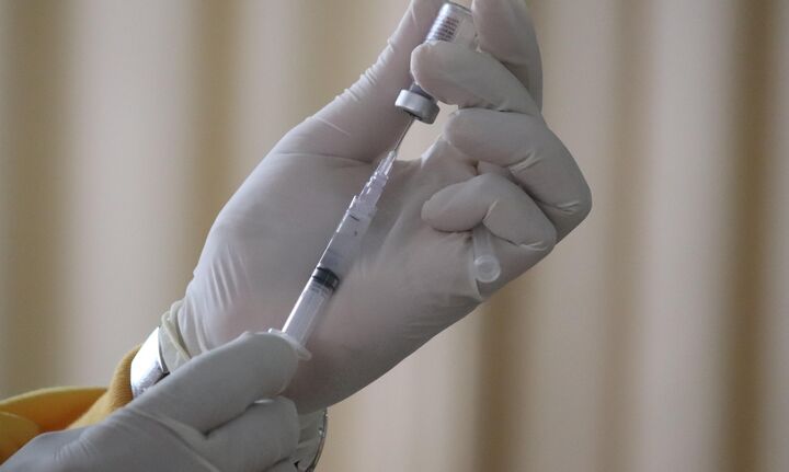Υποχρεωτικός εμβολιασμός με απειλή προστίμου για τους άνω των 60 ετών