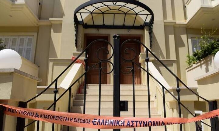 Γλυκά Νερά: Oργή του πιλότου για την αλλαγή επώνυμου της Λυδίας