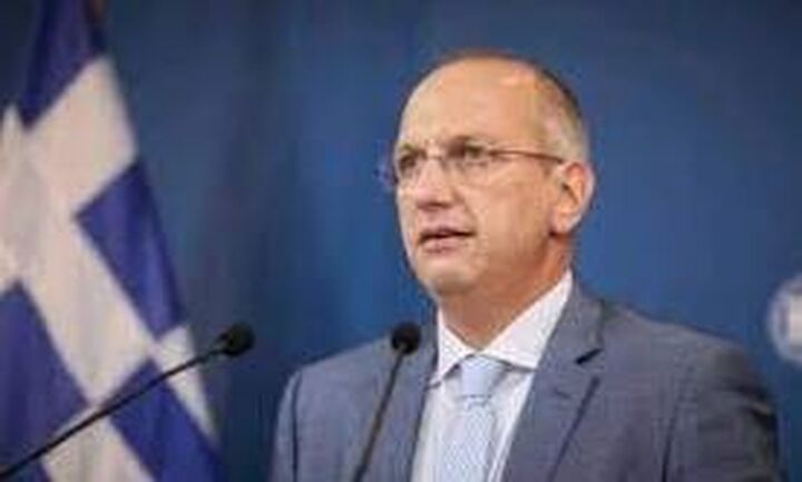 Υποχρεωτικότητα εμβολιασμού-Οικονόμου: Οι αποφάσεις της κυβέρνησης είναι συμβατές με το Σύνταγμα