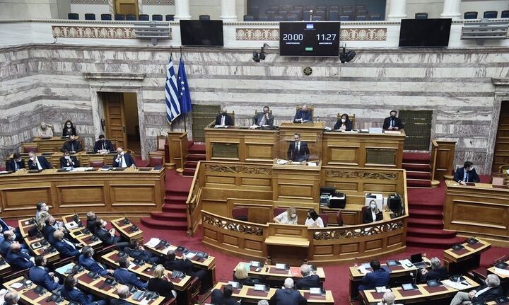 Ψηφίστηκε στη Βουλή η τροπολογία για τον υποχρεωτικό εμβολιασμό στους άνω των 60 ετών