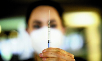 Κορωνοϊός: Αυτές είναι οι παρενέργειες της τρίτης δόσης των εμβολίων