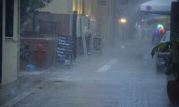 Σε εξέλιξη η κακοκαιρία με βροχές και θυελλώδεις νοτιάδες
