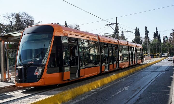 Ξεκινάει αύριο (15/12) η εμπορική λειτουργία της επέκτασης του τραμ προς Πειραιά