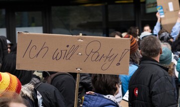 Γερμανία: Η Όμικρον φέρνει μέτρα και... διαδηλώσεις