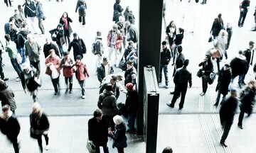 Στη σκιά της Όμικρον - Ποια αυστηρά μέτρα πέφτουν στο τραπέζι