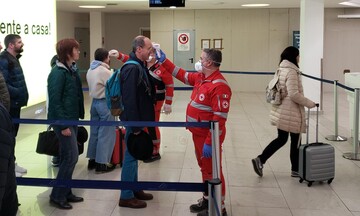 Η " Όμικρον " ακυρώνει χιλιάδες πτήσεις σε όλο τον κόσμο