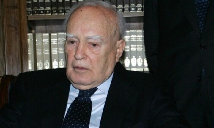 Σήμερα η εξόδιος ακολουθία του Κάρολου Παπούλια - Αύριο στα Ιωάννινα η κηδεία
