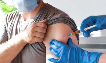 Απίστευτο περιστατικό: Αντιεμβολιαστής κινδυνεύει να χάσει το χέρι του - Τι έκανε μετά το εμβόλιο