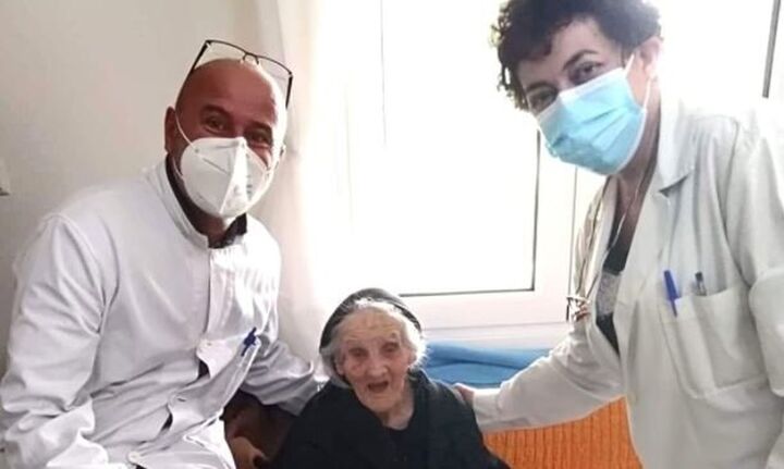 Σέρρες: Γιαγιά 107 ετών έκανε το εμβόλιο γιατί... της έλειψε η παρέα με τις γειτόνισσες