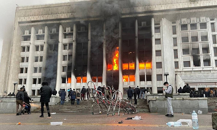 Συνεχίζεται η κρίση στο Καζακστάν: 2.000 συλλήψεις, δεκάδες νεκροί - Πλαφόν στις τιμές καυσίμων