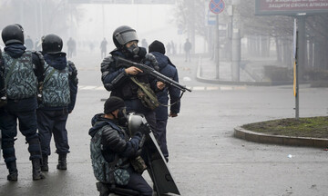 Πεδίο μάχης το Καζακστάν: Στρατιώτες πυροβολούν εναντίον διαδηλωτών στην κεντρική πλατεία του Αλμάτι